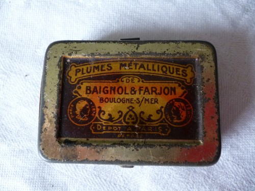 Petite boîte ancienne vide - petite,