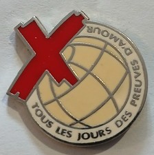 pins croix rouge