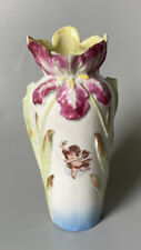 Vase 1900 en faïence à décor d'iris en de relief et de putti