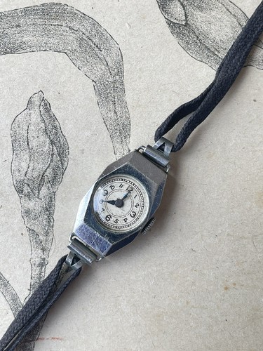 Charmante petite montre - , pour