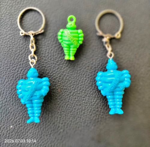 Lot porte clés - porte, figurine