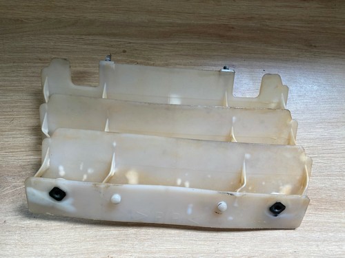 Une grille radiateur moto - grille,