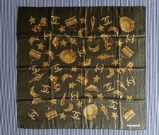 So vintage Foulards carré de soie Chanel Paris Vert Olive aux breloques Dorées