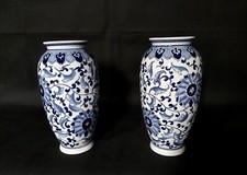 Paire de Vases  de type " Bleu blanc" avec motifs de DHALIA influence Chinoise