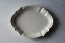 Grand plat ovale ancien en faience blanche de Moustiers marque X