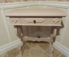 Table de chevet pour un décor de chambre esthétique bon etat