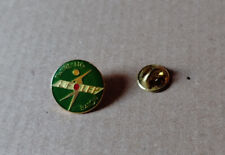 pin's UFOLEP Twirling baton (version verte époxy base dorée) diamètre: 1,9 cm