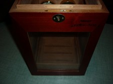 cave à cigares la flor dela isabela en bon état    (  manque la clé  )