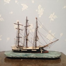 très belle maquette de bateau finement executé belle sculpture  . XIX siècle .