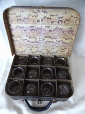12 anciennes ventouses médicales dans une valise compartiments