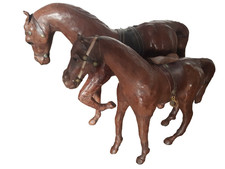 2 Statuettes de deux chevaux en cuirs fabriqué à la main, vers  19ᵉ Siècles