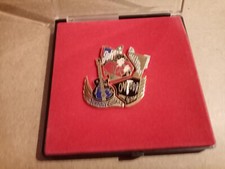 Coffret  Pin's  Puzzle   Johnny Hallyday    " 5 pin's "