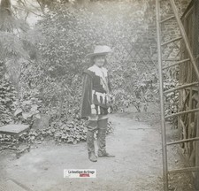 Personnage en costume, plaque