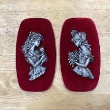 Lot De 2 Cadres En Etain Sur Velours - Portraits Signés POUCHÉ