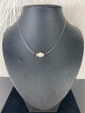 Collier pour femme avec perle blanche et strass sur fil de nylon