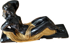 Statue femme allongée drapé