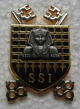 INSIGNE METALLIQUE-"PUCELLE " DE LA SSI-TRANSMISSIONS