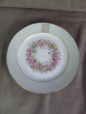 BELLE ASSIETTE en porcelaine, décor fleuri, fait main, ancienne.
