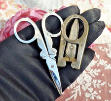 Mercerie ancienne, LOT 2 ANCIENNES PAIRES de CISEAUX PLIANTS de couturière