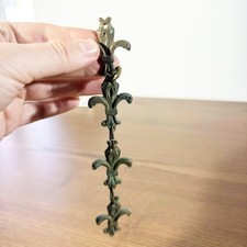 Chaînette décorative en bronze – Fleur de lys néogothique – Élément XIXe siècle