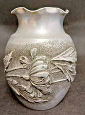 Superbe vase en étain