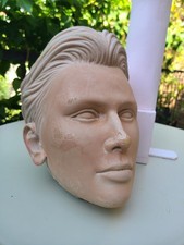 Tête de mannequin en résine avec son support en bois. 1960.