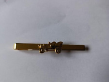 Pince à cravate en métal doré ornée d'un véhicule ancien