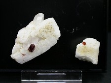 GRENAT - KUNAR, AFGHANISTAN - 3,5 x 1,8 cm et 1,5 x 1,5 cm - 26 g avec le socle