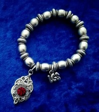 Bijou BRACELET LGS LES GENS DU SUD métal argenté breloque pierre rouge