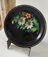 Petit plateau rond en métal peint Noir à décor de fleurs Origine Russie Déco