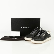 CHANEL Baskets à lacets