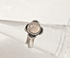 Bague en argent 925 fleur sertie d'une pierre de lune ronde 8mm. T50