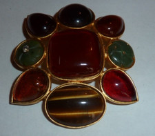 broche en métal doré et