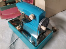 MINI  MACHINE  A  COUDRE  "MA  COUSETTE"-