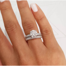 Bague de mariage sertie de