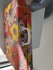 Valise poupée avec vetements Pour La Poupée Cathie De Bella.