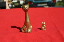 2 chats en  laiton doré, une