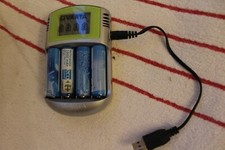 CHARGEUR VARTA LCD CHARGER TYPE 57070 AVEC SES 4 PILES