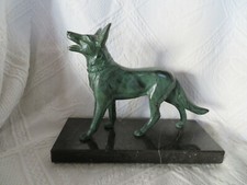 chien en régule à patine