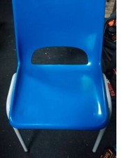 Vintage chaise enfant, coque en plastique bleu. Structure en métal tubulaire.