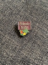 Pin’s logo Pétrole Hahn - produits capillaires