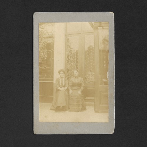 Deux femmes assises - , art