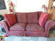 un canapé garni de plumes