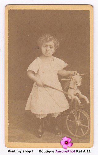Fillette jouet tricycle - &,