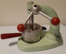Pressoir à agrumes vintage en fonte d'aluminium et Bakélite - 1950