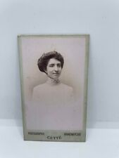 ANCIENNE CDV PHOTOGRAPHIE DU GRAND MERCURE A CETTE (34) PORTRAIT DE JEUNE FEMME