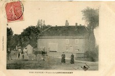 Carte VIELVERGE Place de Lorcherant Dames en belle tenue près du cycliste