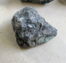 Emeraude brute 140 g / 5 cm