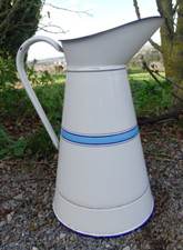 Art déco , broc en tôle émaillée blanc liseré bleu