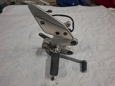 PLATINE AVANT DROITE AVEC PEDALE DE FREIN YAMAHA 600 FZ6 S2